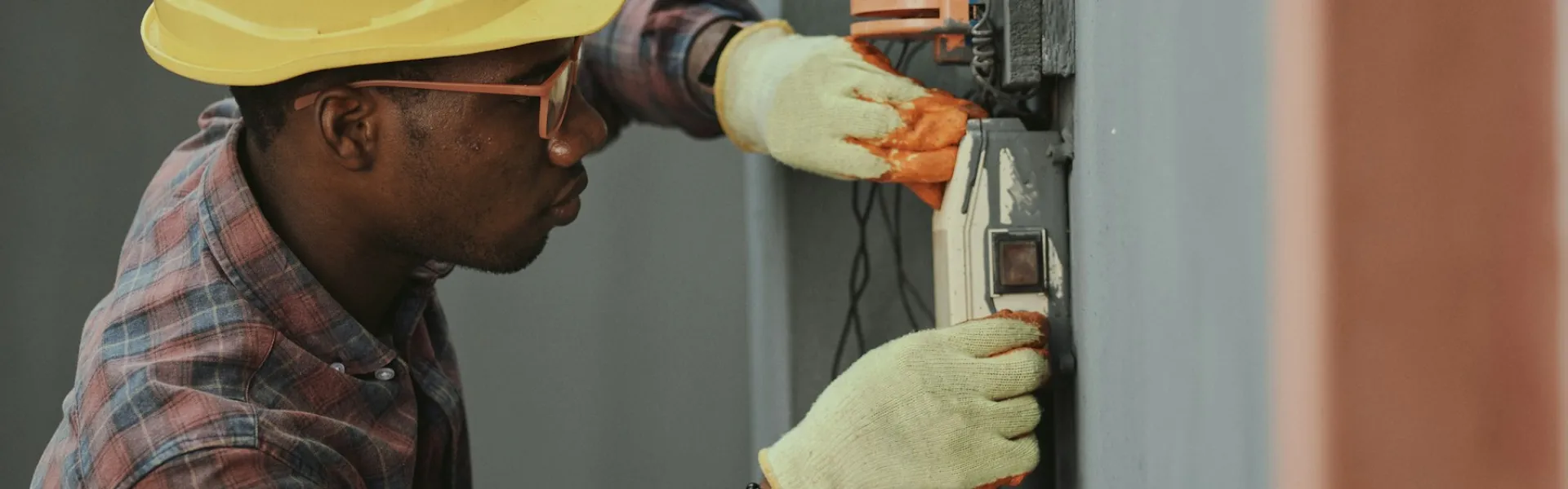 Electricista trabajando en el cableado de una instalación