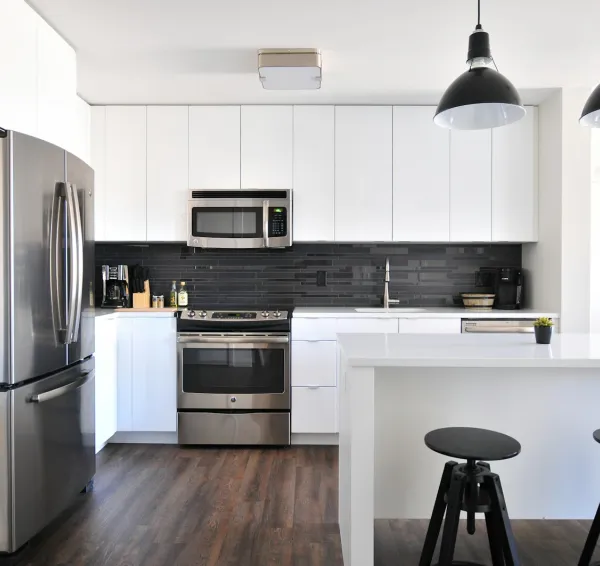 Cocina luminosa con lámparas suspendidas sobre la encimera