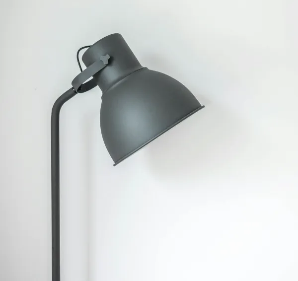 Lámpara de lectura con pantalla metálica orientable